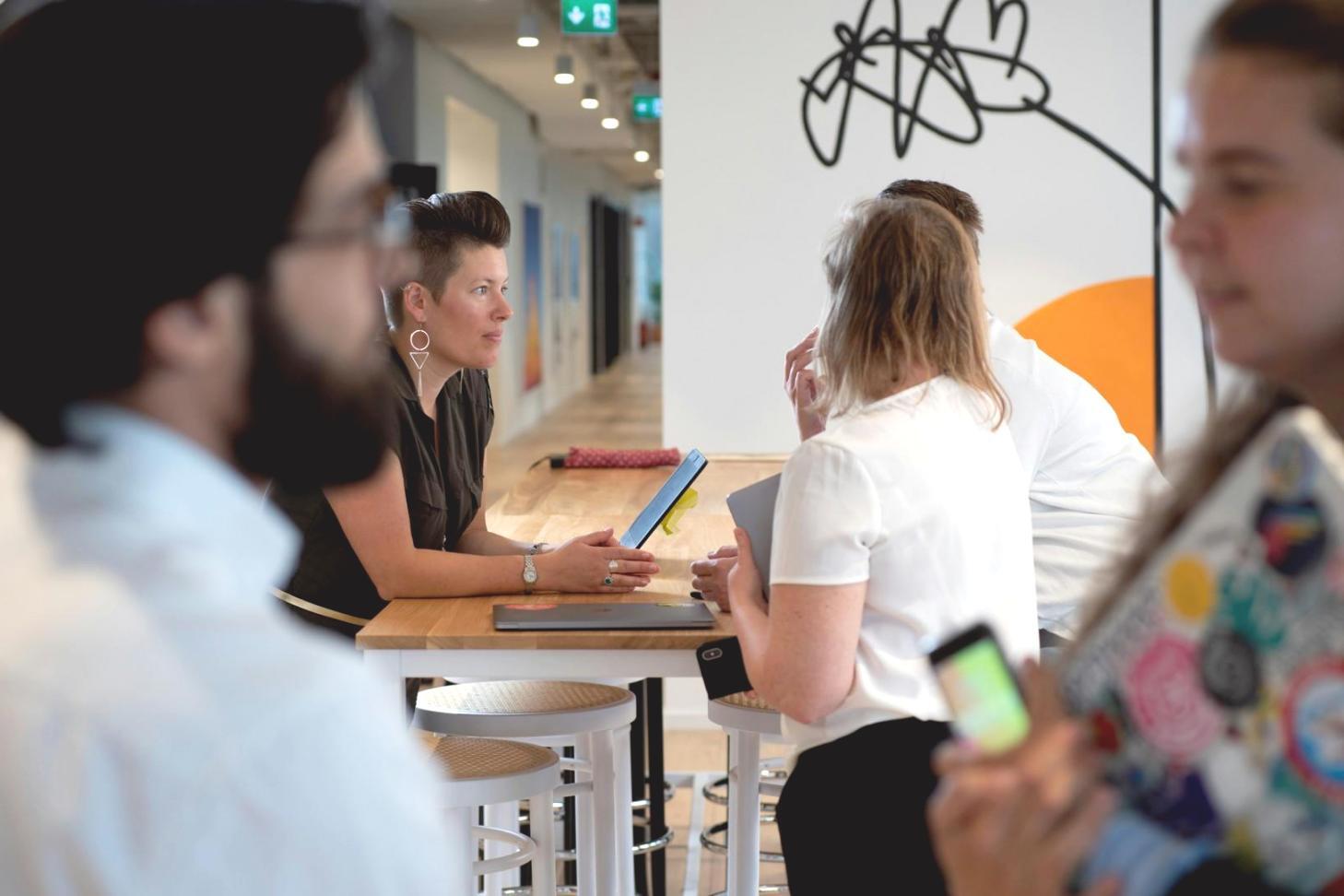 Étudiants participant à une session en ligne depuis différents fuseaux horaires